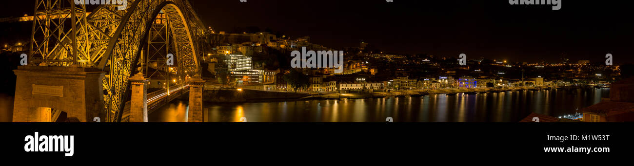 Panorama Blick auf Ponte Dom Luis und den Fluss Douro in der Nacht Stockfoto