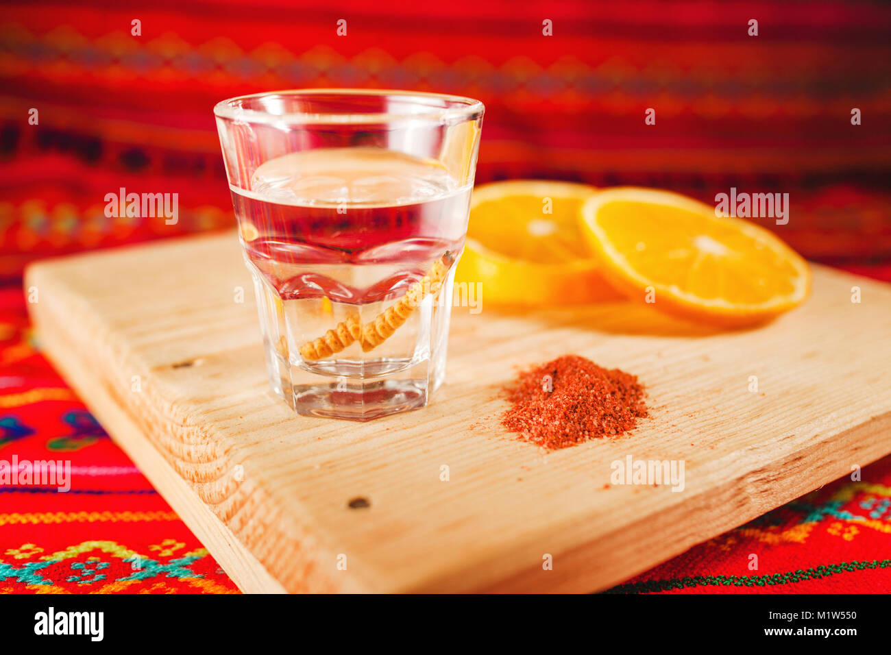 Mezcal mexikanische Getränk mit Orangenscheiben und Wurm Salz in Oaxaca Mexiko Stockfoto
