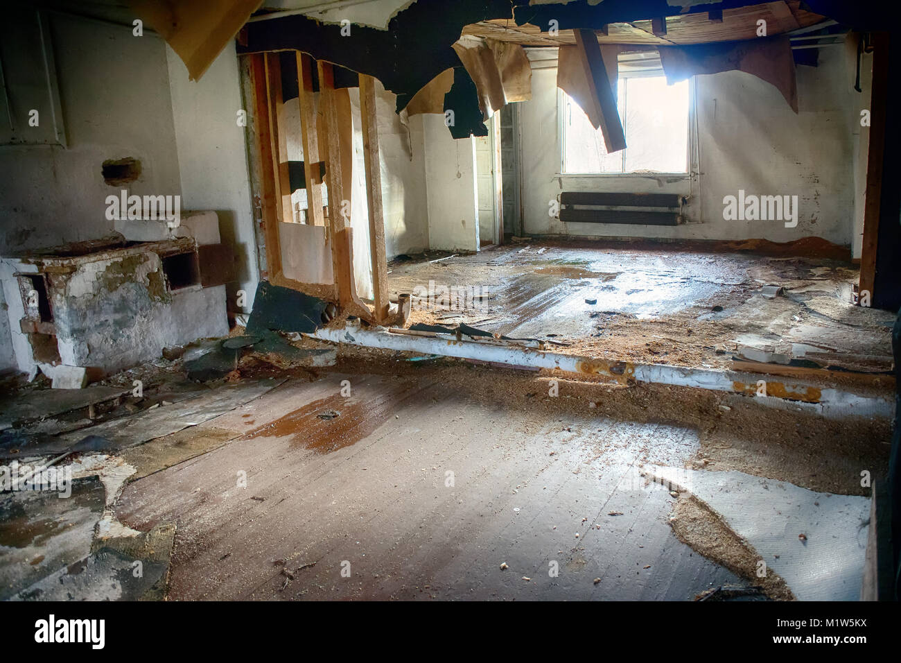 Migration der Bevölkerung: verlassene Gehäuse, Holz- Haus im alten Dorf Stockfoto