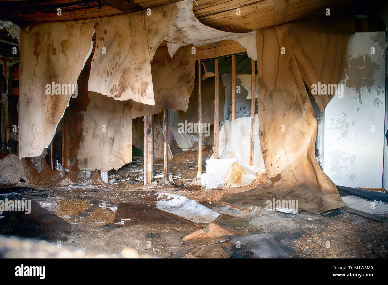 Migration der Bevölkerung: verlassene Gehäuse, Holz- Haus im alten Dorf Stockfoto