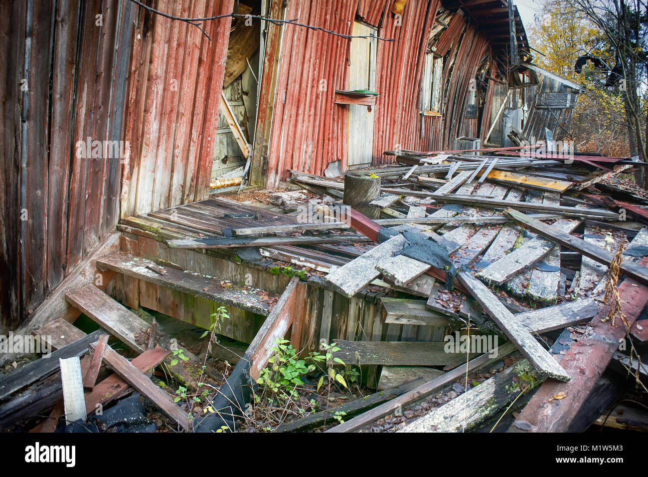 Migration der Bevölkerung: verlassene Gehäuse, Holz- Haus im alten Dorf Stockfoto