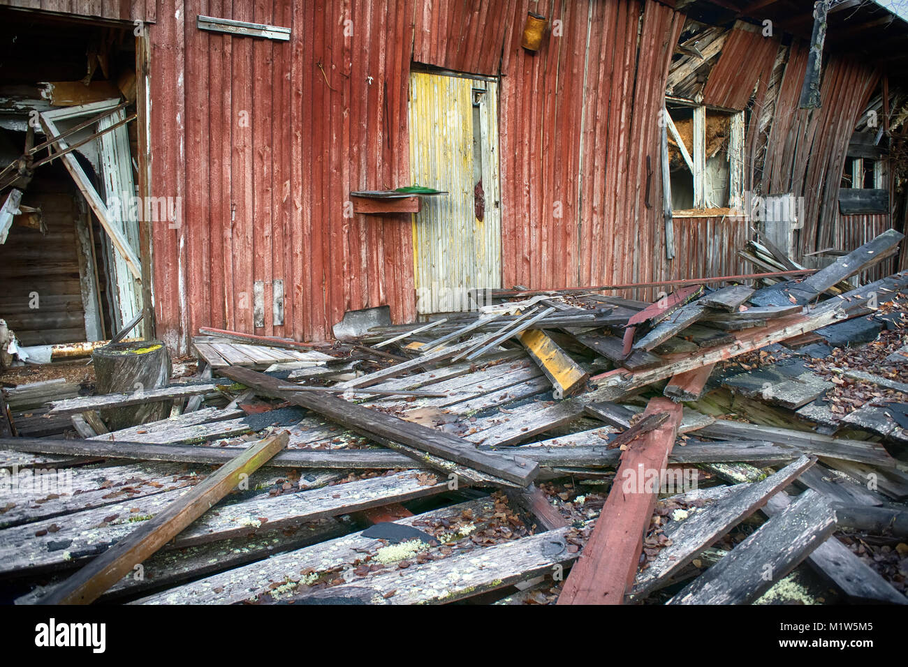 Migration der Bevölkerung: verlassene Gehäuse, Holz- Haus im alten Dorf Stockfoto