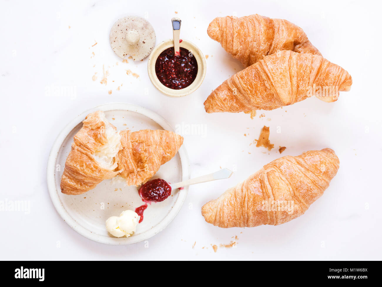 Croissants und Marmelade. Stockfoto