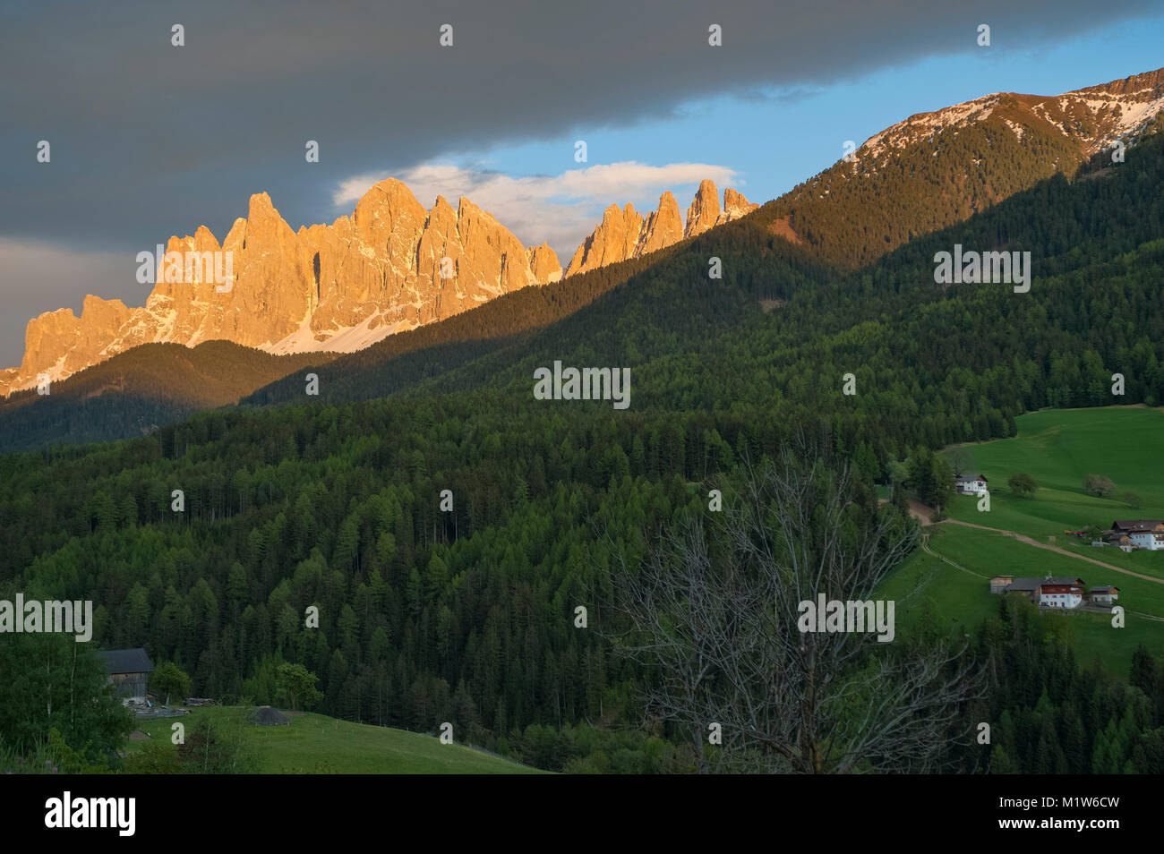 Dolomiten im Sonnenuntergang Licht, in der Region Südtirol in Italien Stockfoto