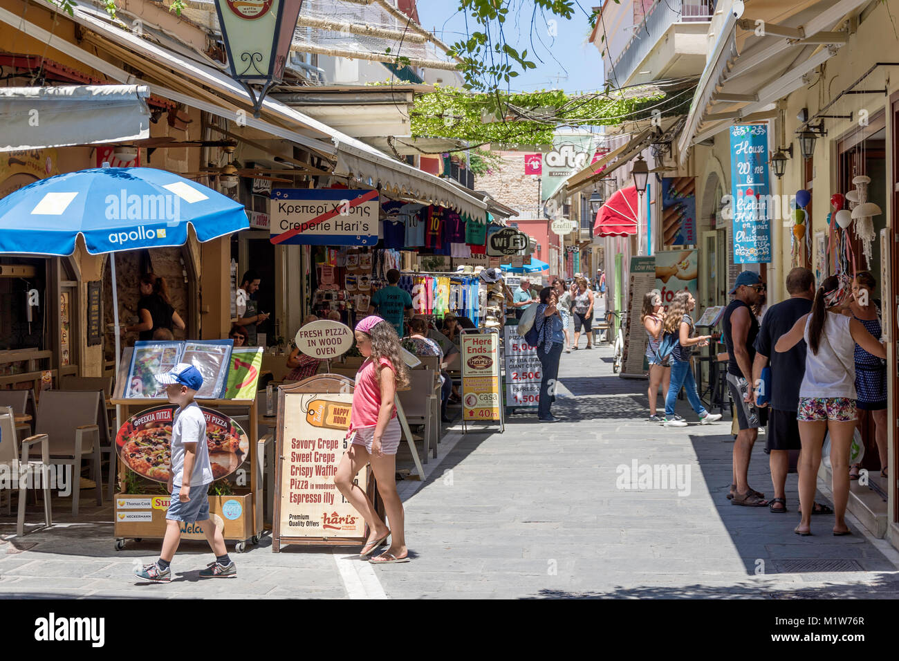 Geschäfte und Restaurants auf Mesologiou Street, Old Town, Rethymnon (Rethymno), Rethymno, Kreta (Kriti), Griechenland Stockfoto