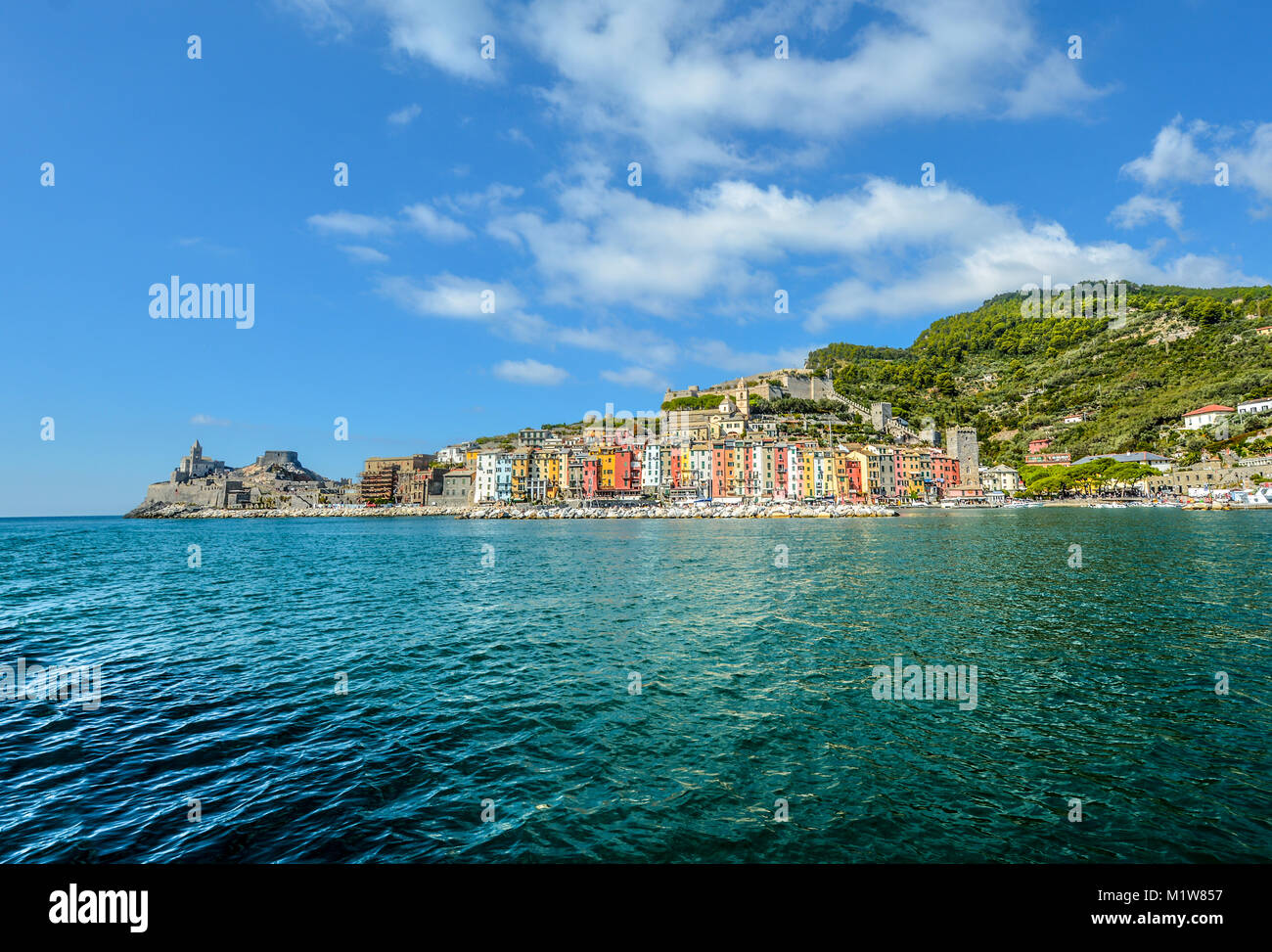 Die bunten Küstenstadt Portovenere Italien mit seiner gotischen Kirchen und Festungen und Leitungen der Häuser entlang der Promenade und der Seebrücke Stockfoto