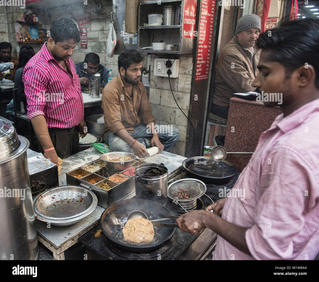Gali Paranthe Wali, alten berühmten paratha Restaurant, Old Delhi, Indien Stockfoto