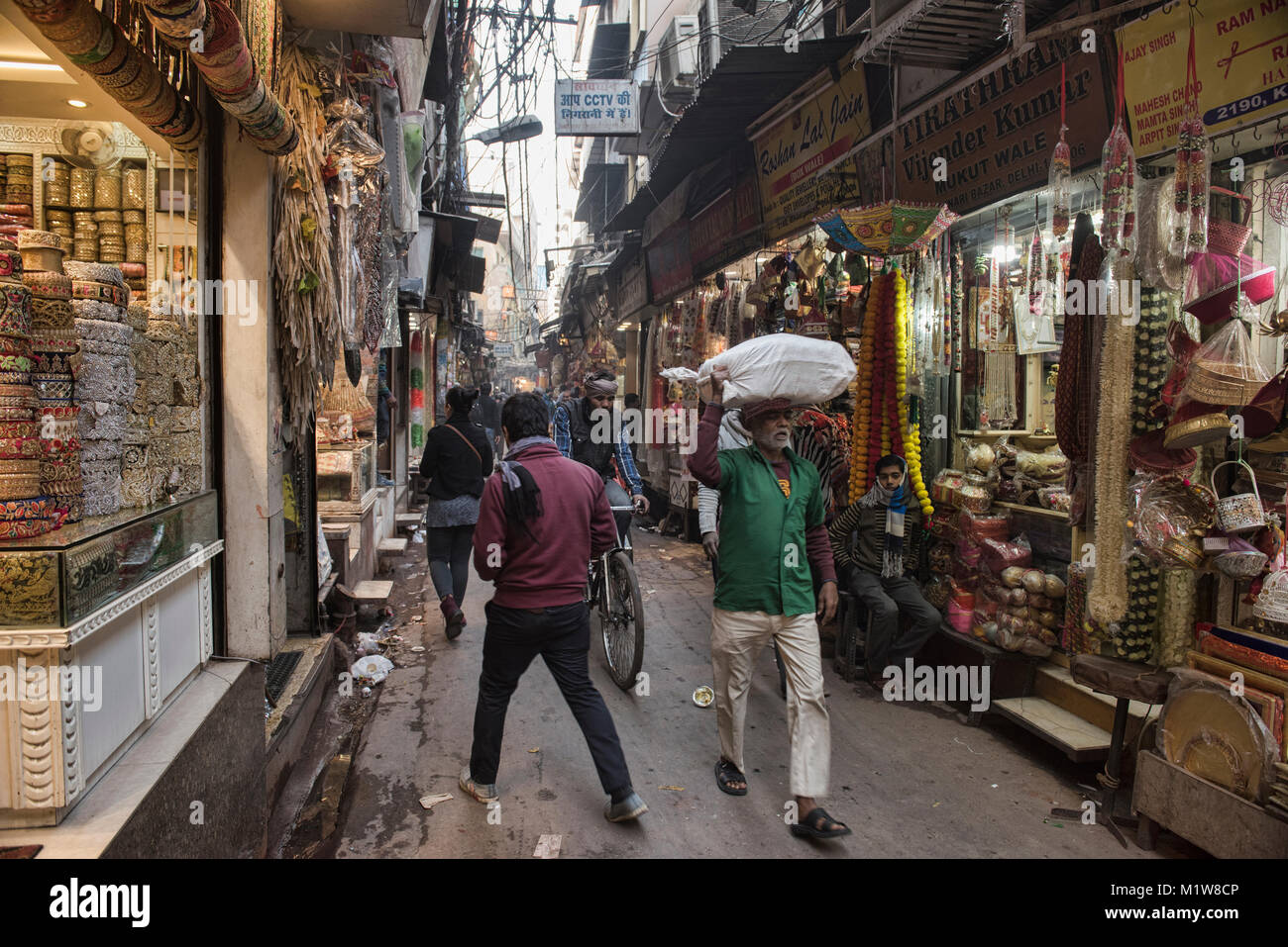 Die schmalen und chaotischen Gassen von Old Delhi, Indien Stockfoto