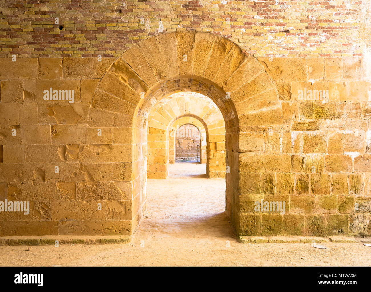 Italien - die Alte Burg von Syrakus in Sizilien. Bögen aus Stein in der Perspektive. Stockfoto