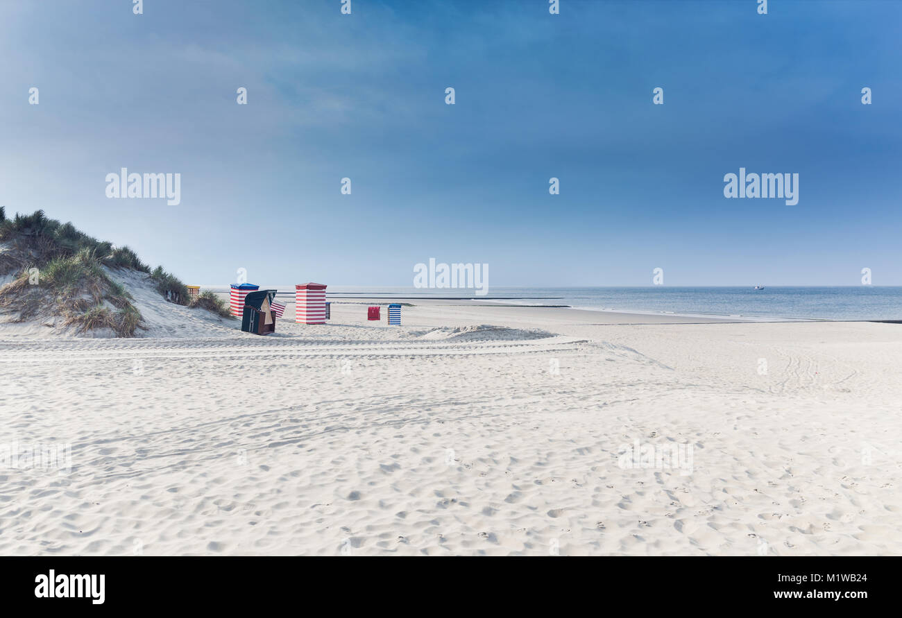 Nordsee Strand auf der Insel Borkum mit Strandkorb und ein blauer Himmel Stockfoto