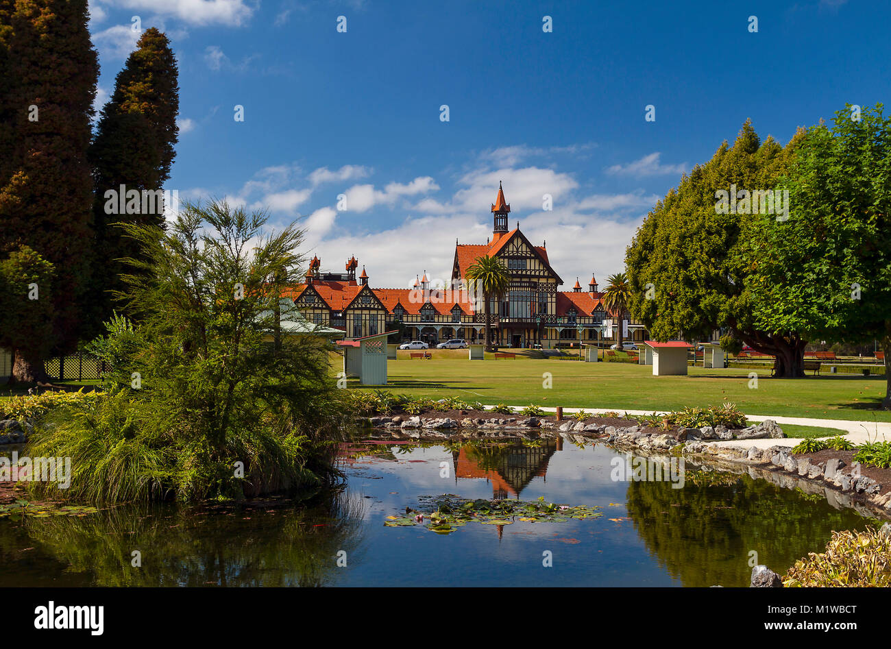Rotorua Regierung Gärten mit Rotorua Museum im Hintergrund Stockfoto