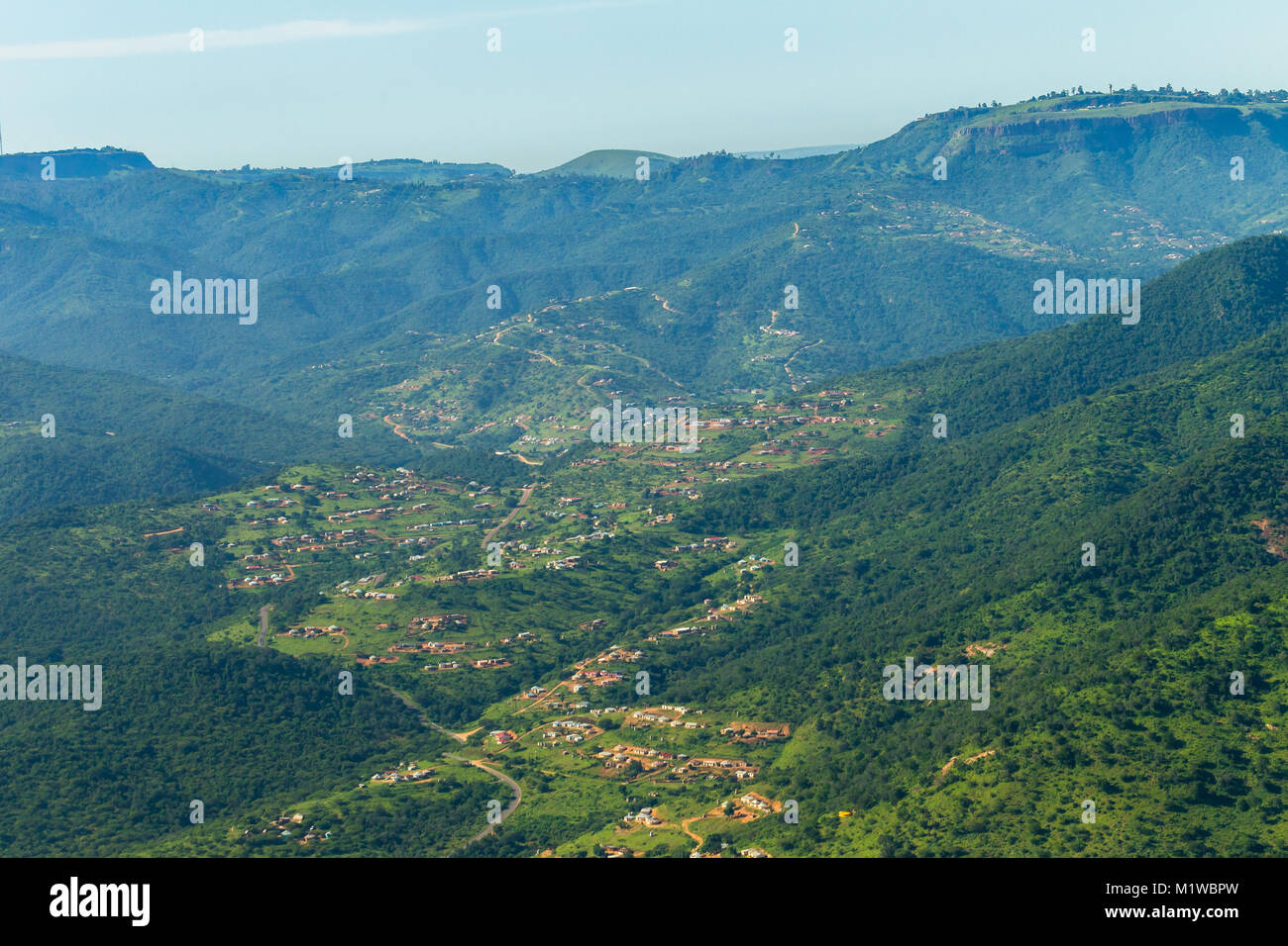 Flying Birds Eye View ländlichen Südafrika Inanda Inchanga Täler, Berge Landschaft mit Tribal Wohnungen über der Landschaft sommer grün Foto. Stockfoto