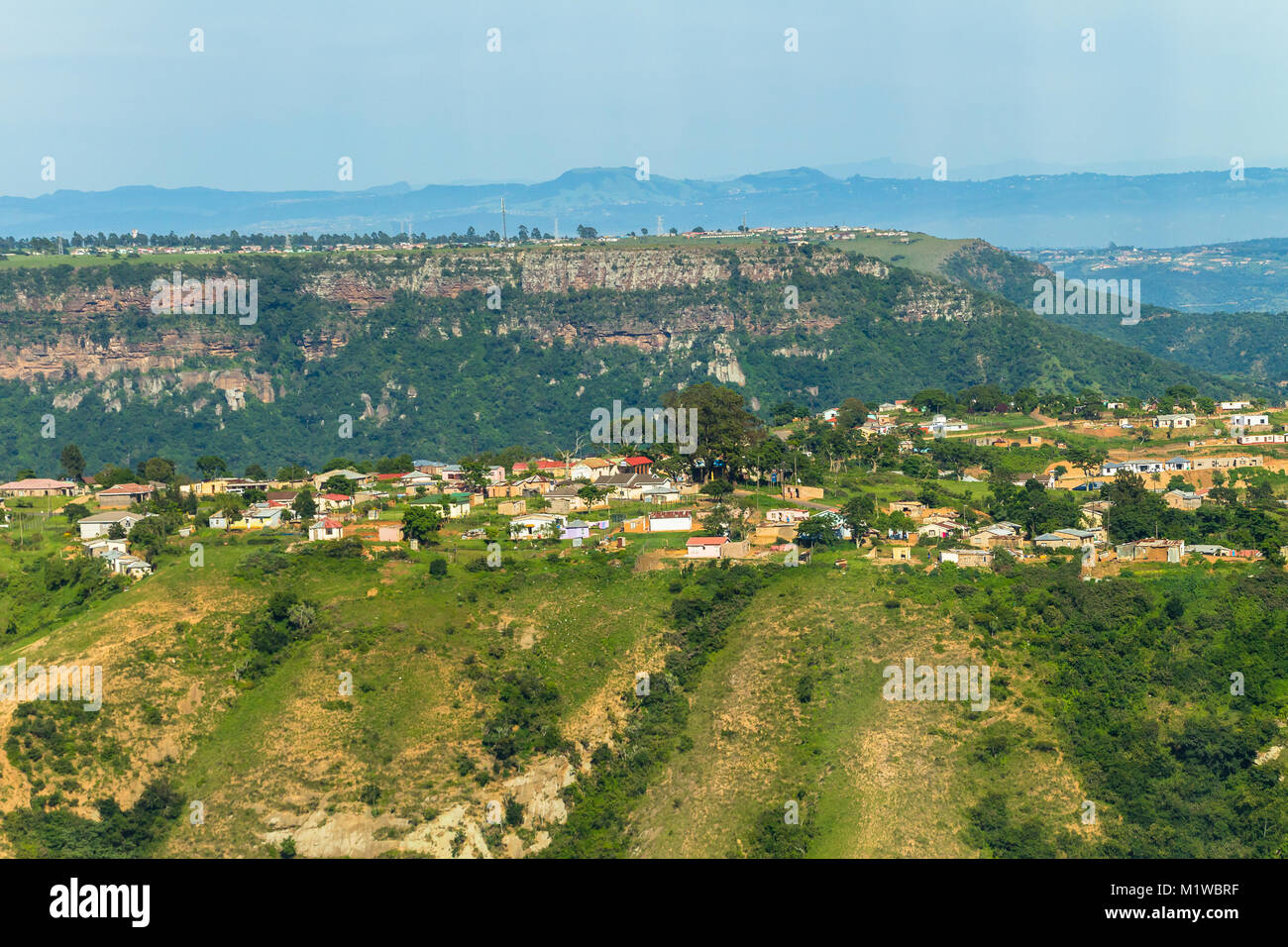 Flying Birds Eye View ländlichen Südafrika Inanda Inchanga Täler, Berge Landschaft mit Tribal Wohnungen über der Landschaft sommer grün Foto. Stockfoto