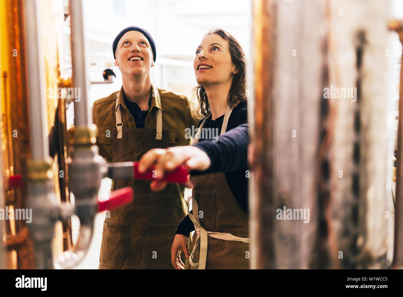 Arbeitnehmer bei gin Destillerie in Schweden Stockfoto