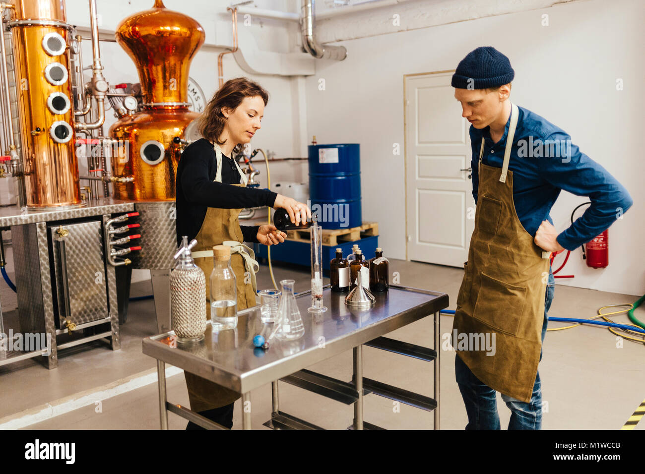 Arbeitnehmer bei gin Destillerie in Schweden Stockfoto