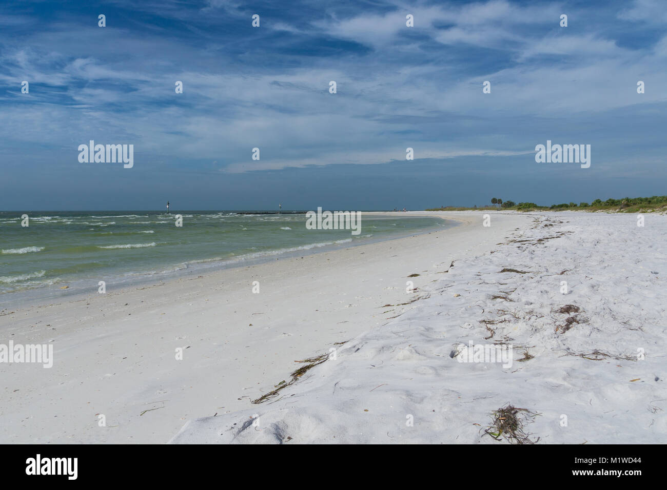 USA, Florida, schönen weißen Sandstrand von Honeymoon Island mit gemalten Himmel Stockfoto