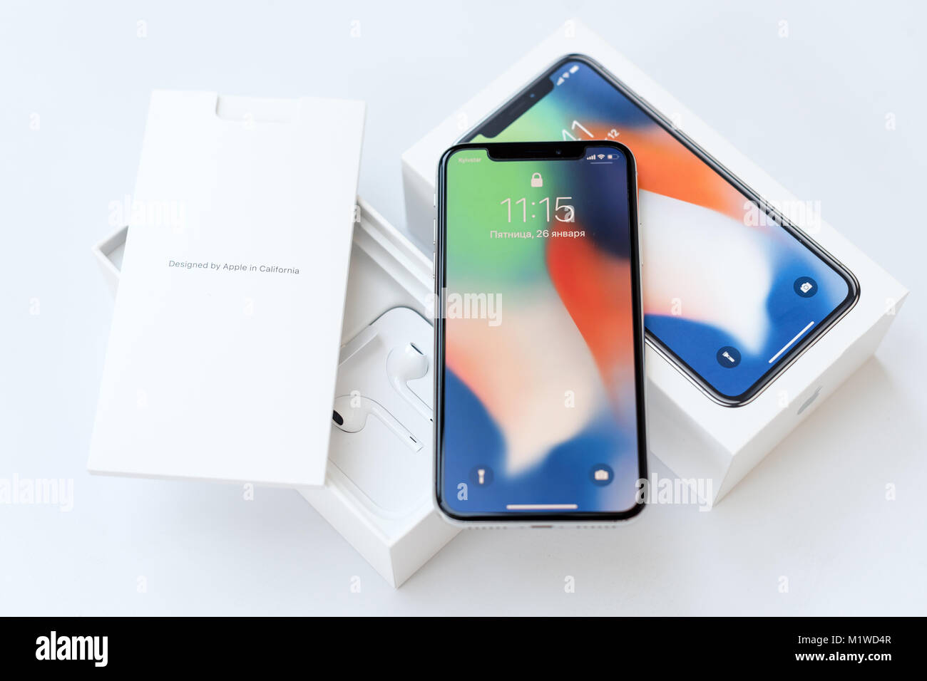 Kiew, Ukraine - 26 Januar, 2018: Neue Iphone X-Smartphone Modell schließen. Neueste Apple Iphone 10 Handy Gerät auf weißen Marken Apple box auf weiße Tabelle im Speicher. Stockfoto