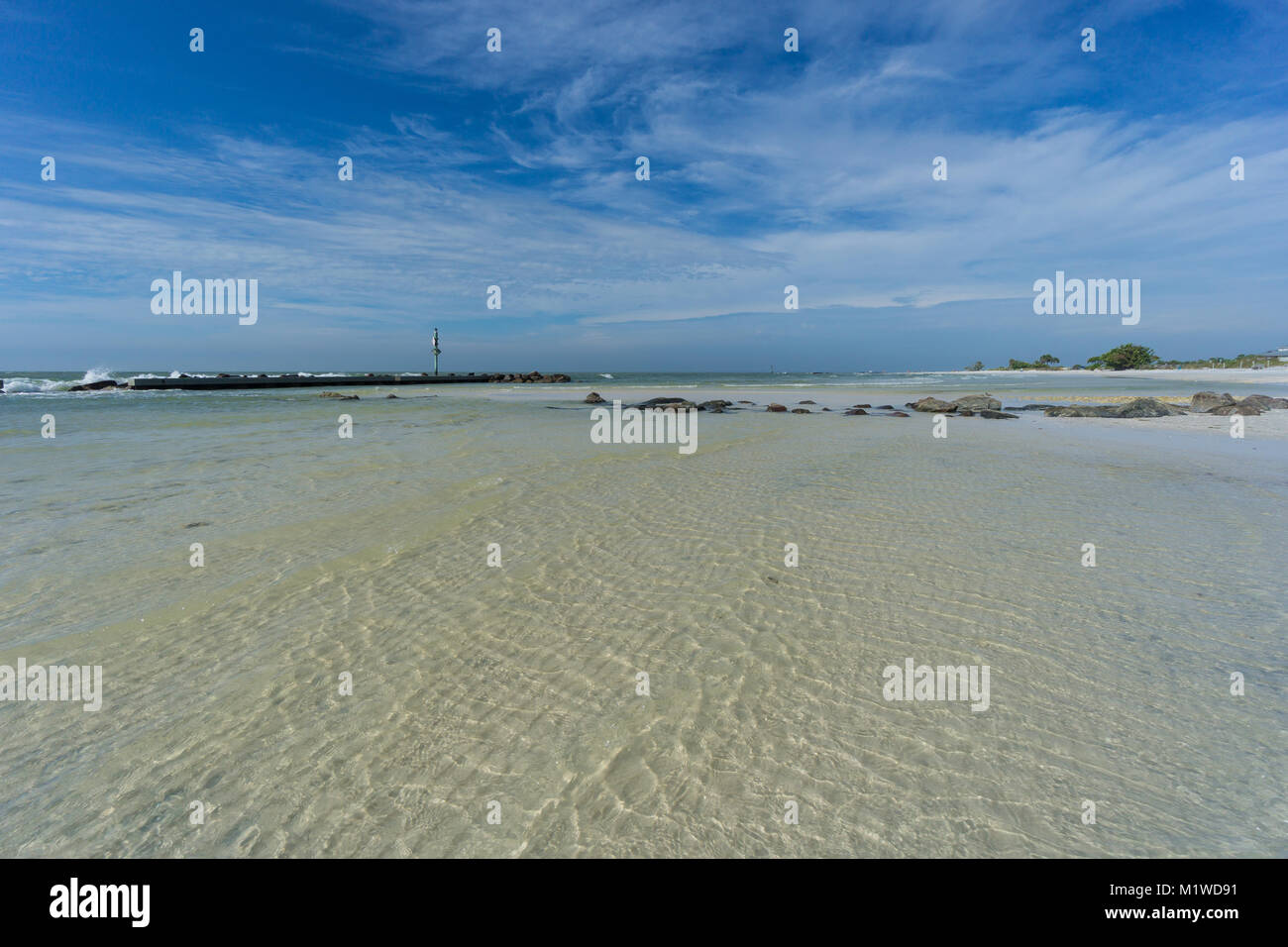 USA, Florida, kristallklares türkisfarbenes Wasser auf Honeymoon Island Strand Stockfoto