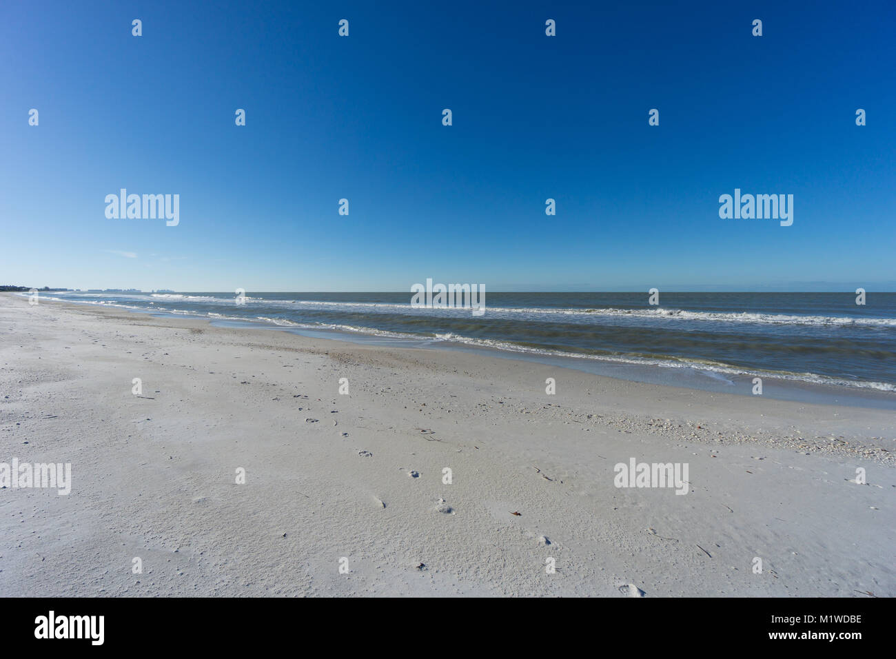USA, Florida, am frühen Morgen in endlosen Barefoot Beach mit einigen Spuren im Sand Stockfoto