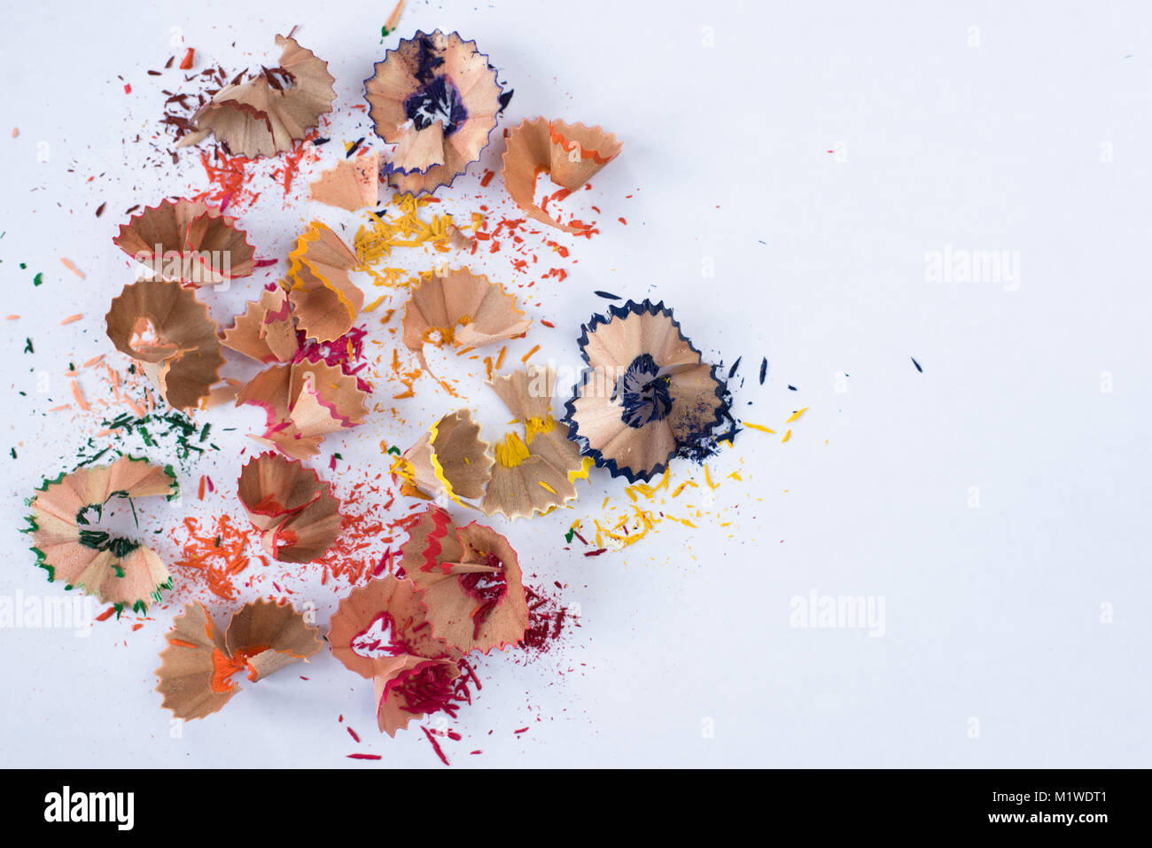 Buntstift rasieren auf weißem Hintergrund. Schule Konzept Stockfoto