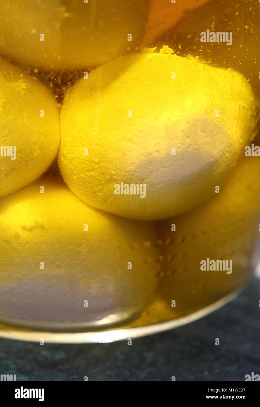 Traditionelle libanesische Küche: Ziegenkäse Kugeln in Olivenöl Stockfoto