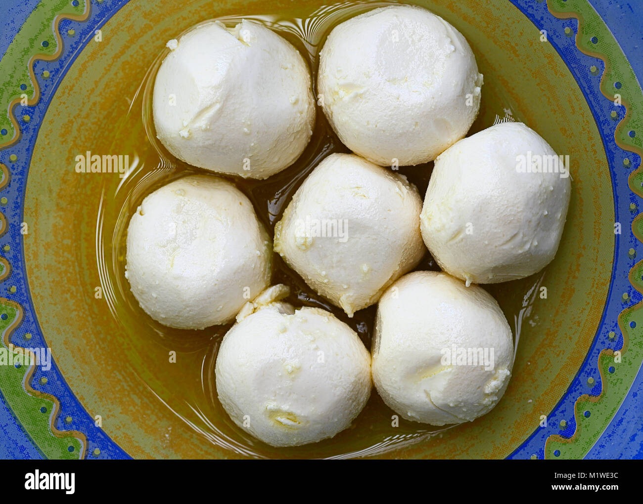 Traditionelle libanesische Küche: Ziegenkäse Kugeln in Olivenöl Stockfoto