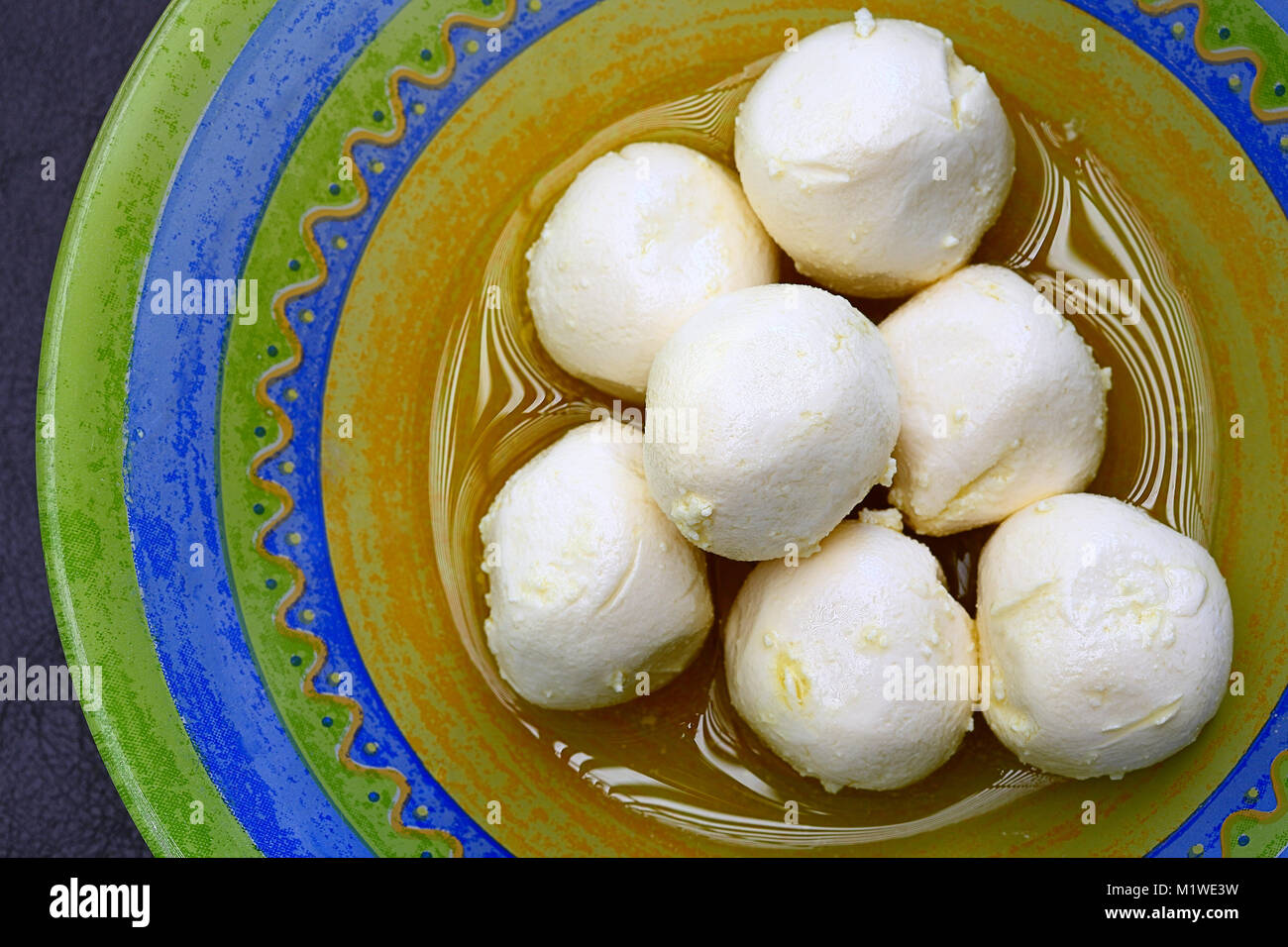 Traditionelle libanesische Küche: Ziegenkäse Kugeln in Olivenöl Stockfoto