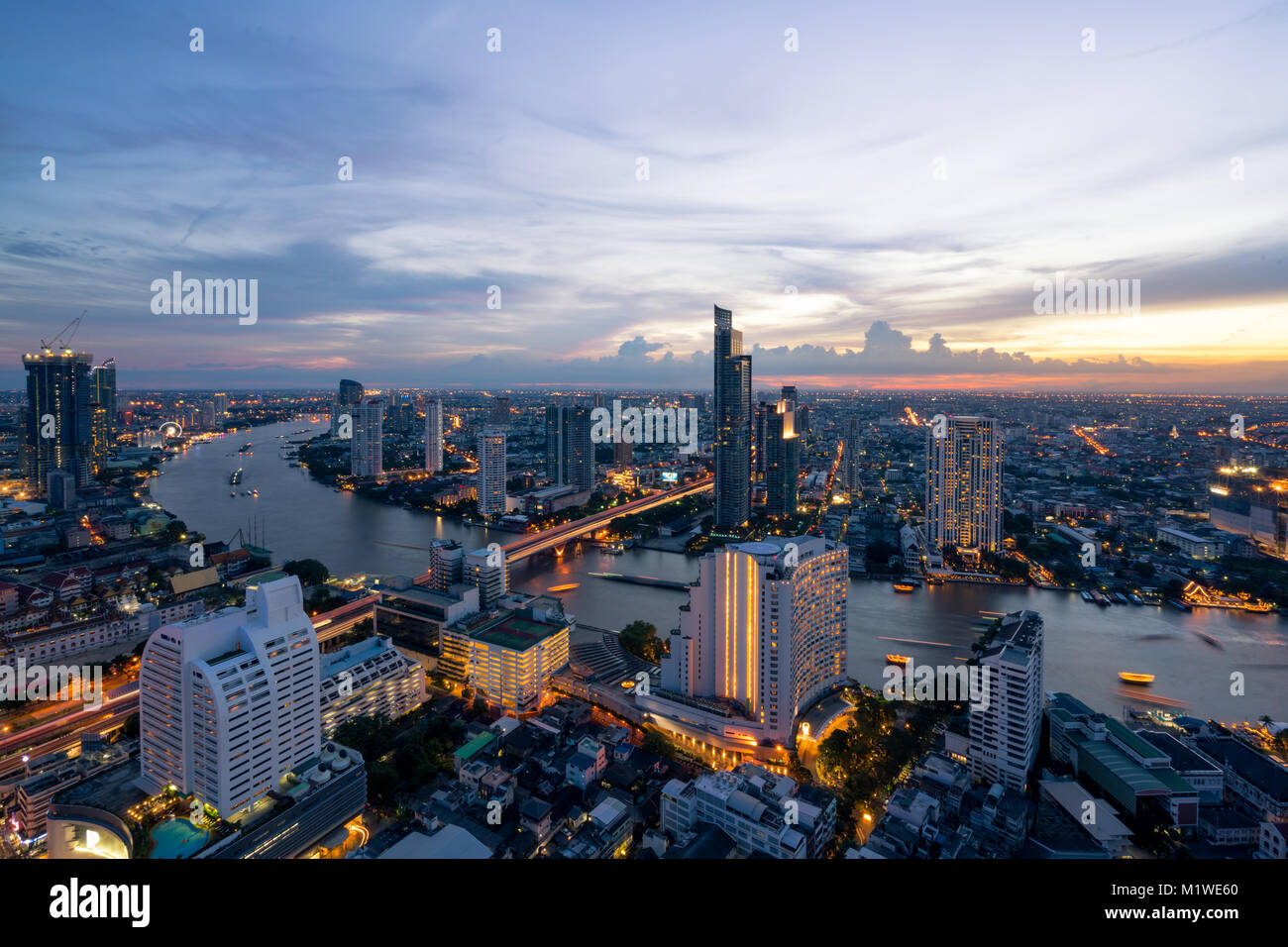 Landschaft der Chao Phraya Fluss in Bangkok City in Abend mit Vogel. Die Stadt Bangkok bei Nacht, Hotel- und Wohnviertel der Hauptstadt von T Stockfoto