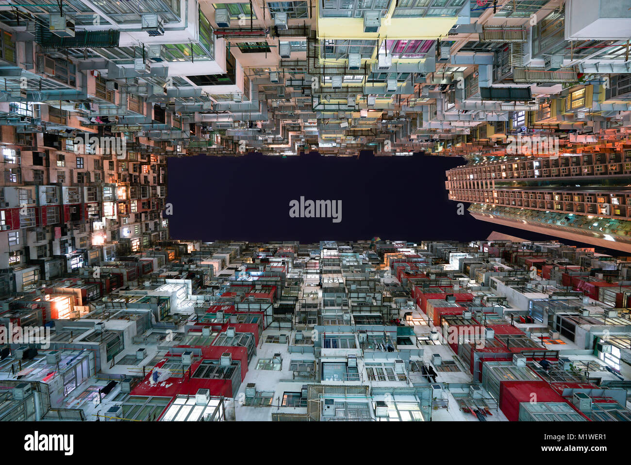 Hong Kong City Residenzen. Low Angle View Bild von einem überfüllten Wohnhaus in Gemeinschaft in Quarry Bay, Hong Kong bei Nacht Stockfoto