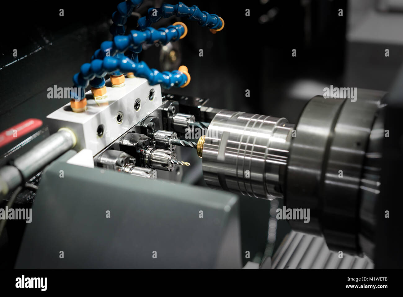 Betreiber Bearbeitung formenbau Teil für die automotive Industrie arbeiten im Werk. Smart Factory 4.0-Technologie. Stockfoto