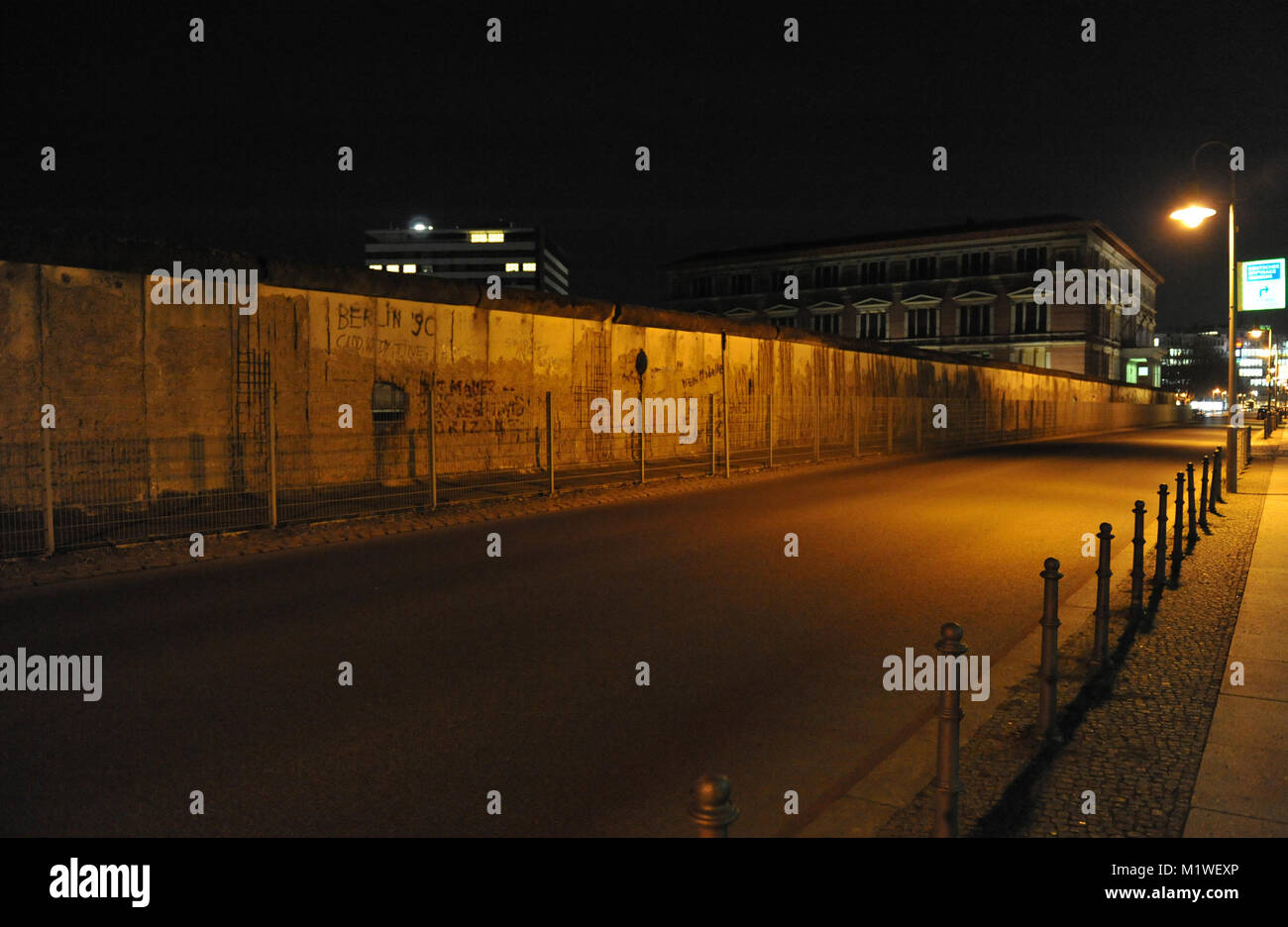 Berlin '90, Graffiti auf dem restlichen Abschnitt der Berliner Mauer, Niederkirchnerstraße, Berlin, Deutschland Stockfoto