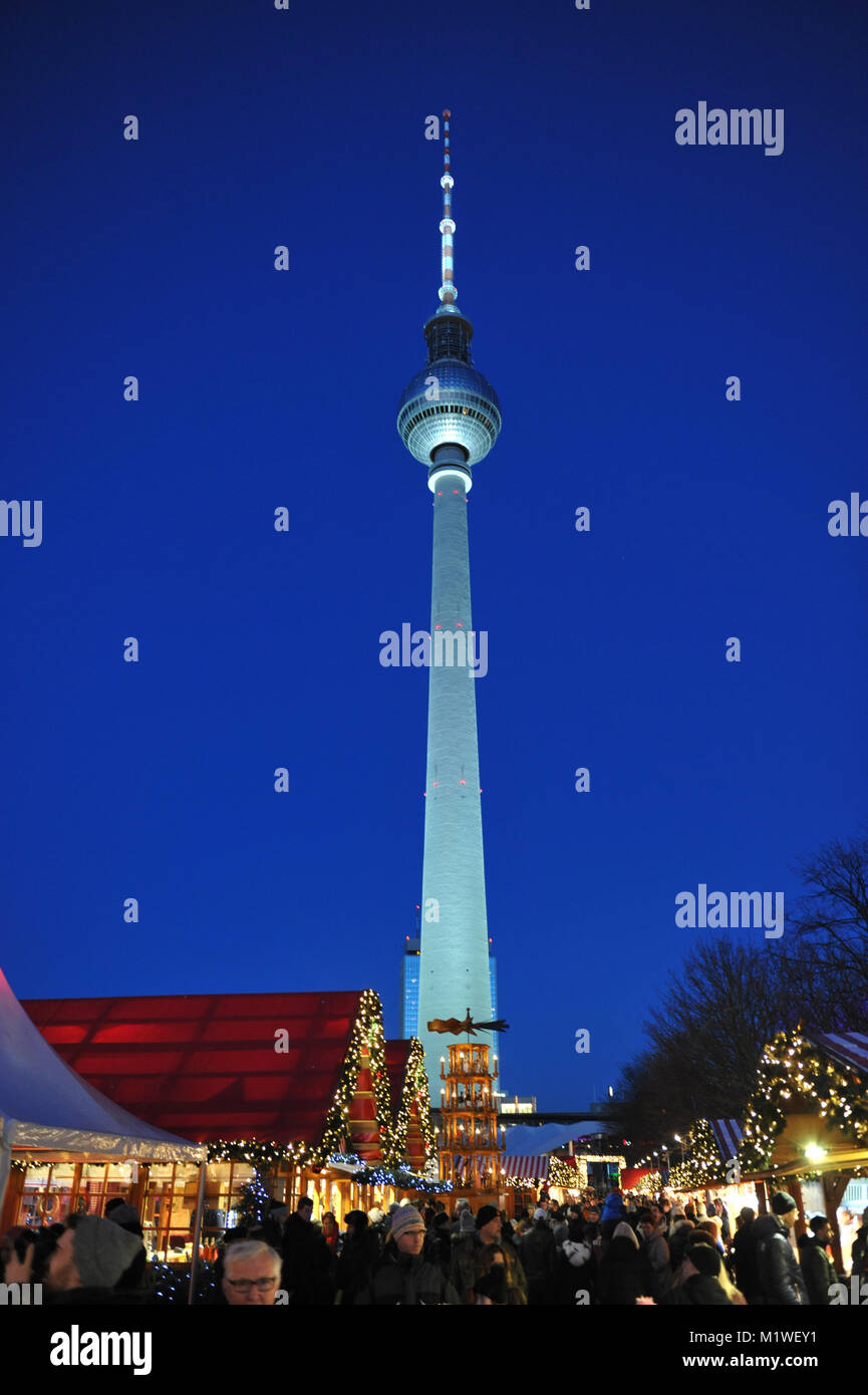 Foto der Berliner Fernsehturm - Fernsehturm, Berlin aus den mit Weihnachtsmarkt "Berliner Weihnachtszeit" am Roten Rathaus Stockfoto