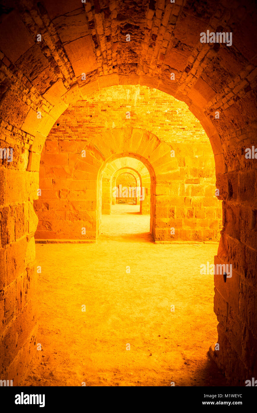 Italien - die Alte Burg von Syrakus in Sizilien. Bögen aus Stein in der Perspektive. Stockfoto