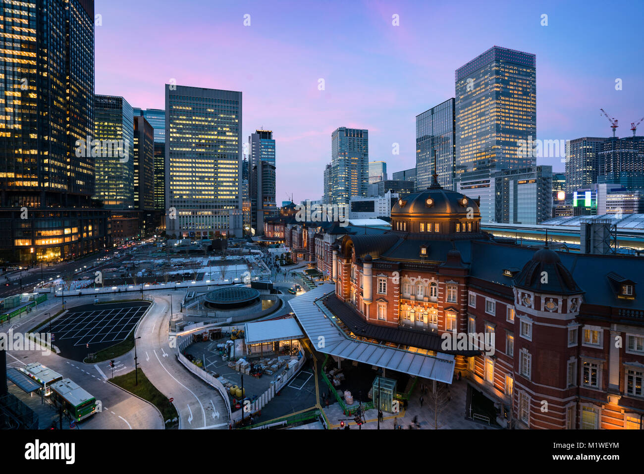 Tokio, Japan auf der Marunouchi Businessviertels und Tokio Bahnhof Hochhaus an der Dämmerung der Zeit in Japan. Stockfoto