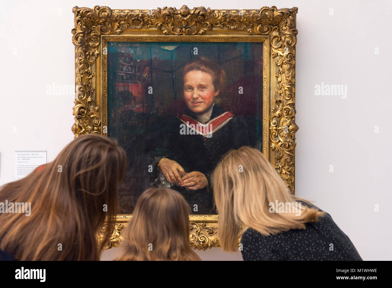 London, Großbritannien. 2 Feb, 2018. Annie Swynnerton Portrait von Millicent Fawcett, neu auf Anzeige in der Tate Britain zu den 100. Jahrestag der Vertretung der Menschen handeln, die Frauen über 30 das Recht zu wählen. Fawcett war eine führende Persönlichkeit der suffragist Bewegung und Unermüdlich warb die Abstimmung für Frauen in diesem Land zu erhalten. Credit: Malcolm Park/Alamy Leben Nachrichten. Stockfoto