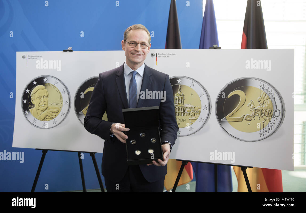 Berlin, Deutschland. 2 Feb, 2018. Der Regierende Buergermeister von Berlin, Michael Müller (SPD) stellt in diesem Jahr 2-Euro-Gedenkmünzen zu Ehren Berlin und Helmut Schmidt in Berlin, Deutschland, 2. Februar 2018. Quelle: Jörg Carstensen/dpa/Alamy leben Nachrichten Stockfoto