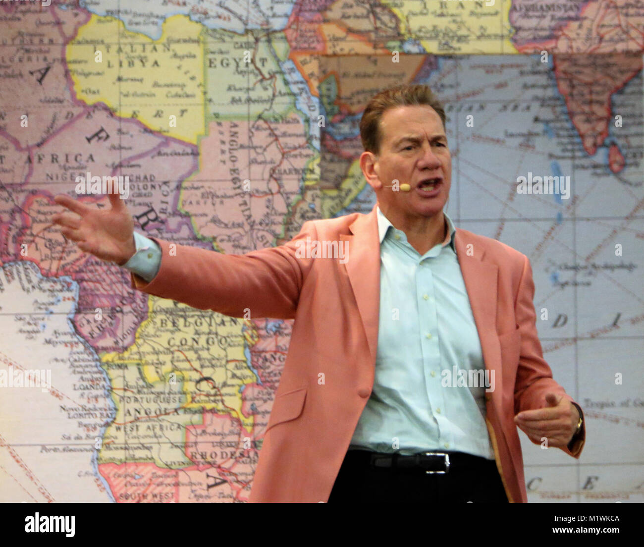 London, GB, 02. Feb 2018 Michael Portillo spricht über große Bahn Reisen an der Stanfords Travel writers Festival in den Destinationen Show in London Olympia Michael Portillo gehalten wurde ein konservatives Mitglied des Europäischen Parlaments seit fast zwanzig Jahren und ein Minister der Regierung für elf Personen, darunter Minister für Verkehr und Minister für Verteidigung. Jetzt ein Rundfunkveranstalter und Schriftsteller @ Paul Quezada-Neiman/Alamy leben Nachrichten Stockfoto