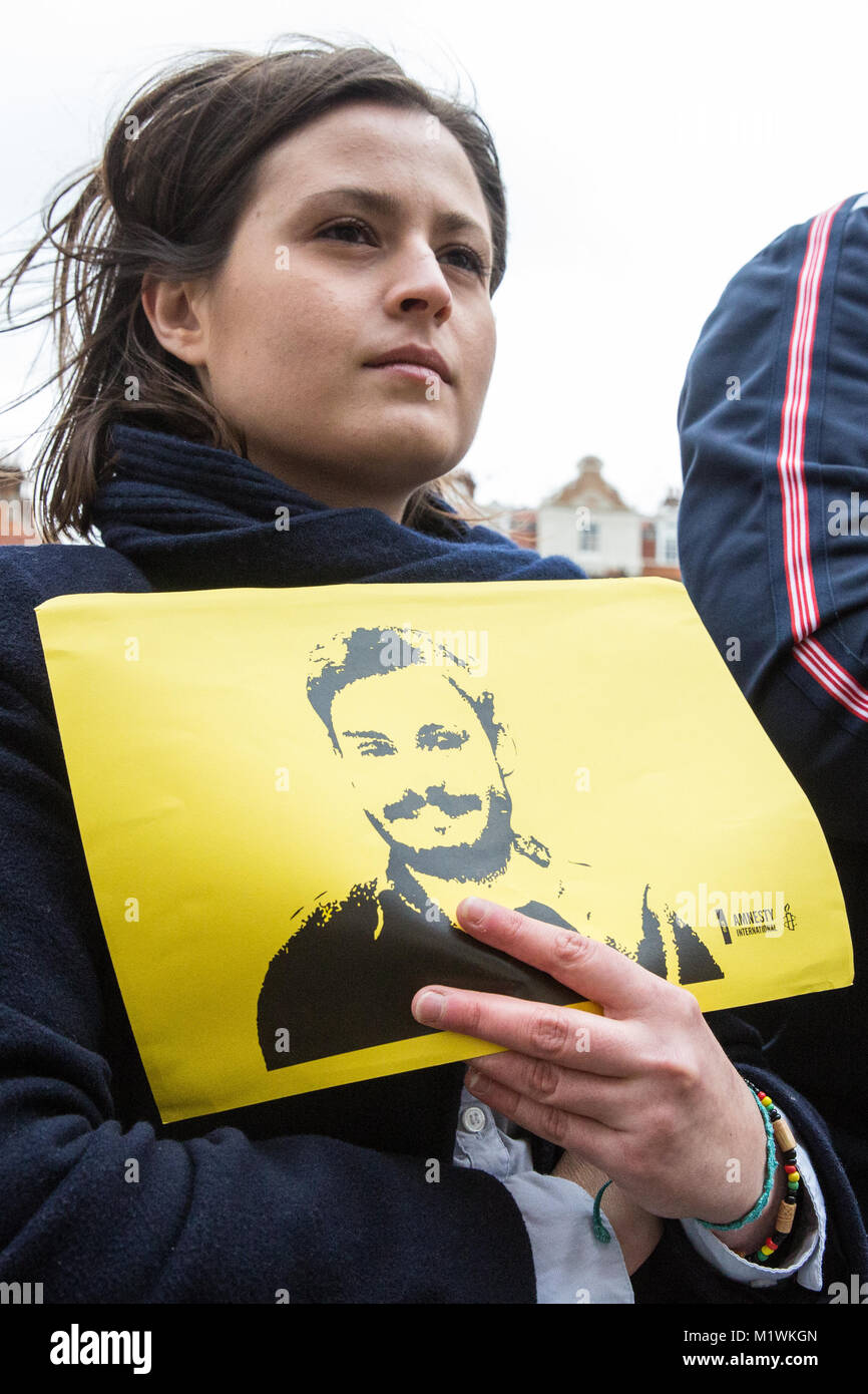 London, Großbritannien. 2. Februar, 2018. Aktivisten von Amnesty International UK Mark das 2-jährige Jubiläum der Entdeckung der Körper der Ermordeten Cambridge University student Giulio Regeni mit einer Demonstration vor der ägyptischen Botschaft gemeinsam mit Vertretern der Universität und Freunde. Credit: Mark Kerrison/Alamy leben Nachrichten Stockfoto