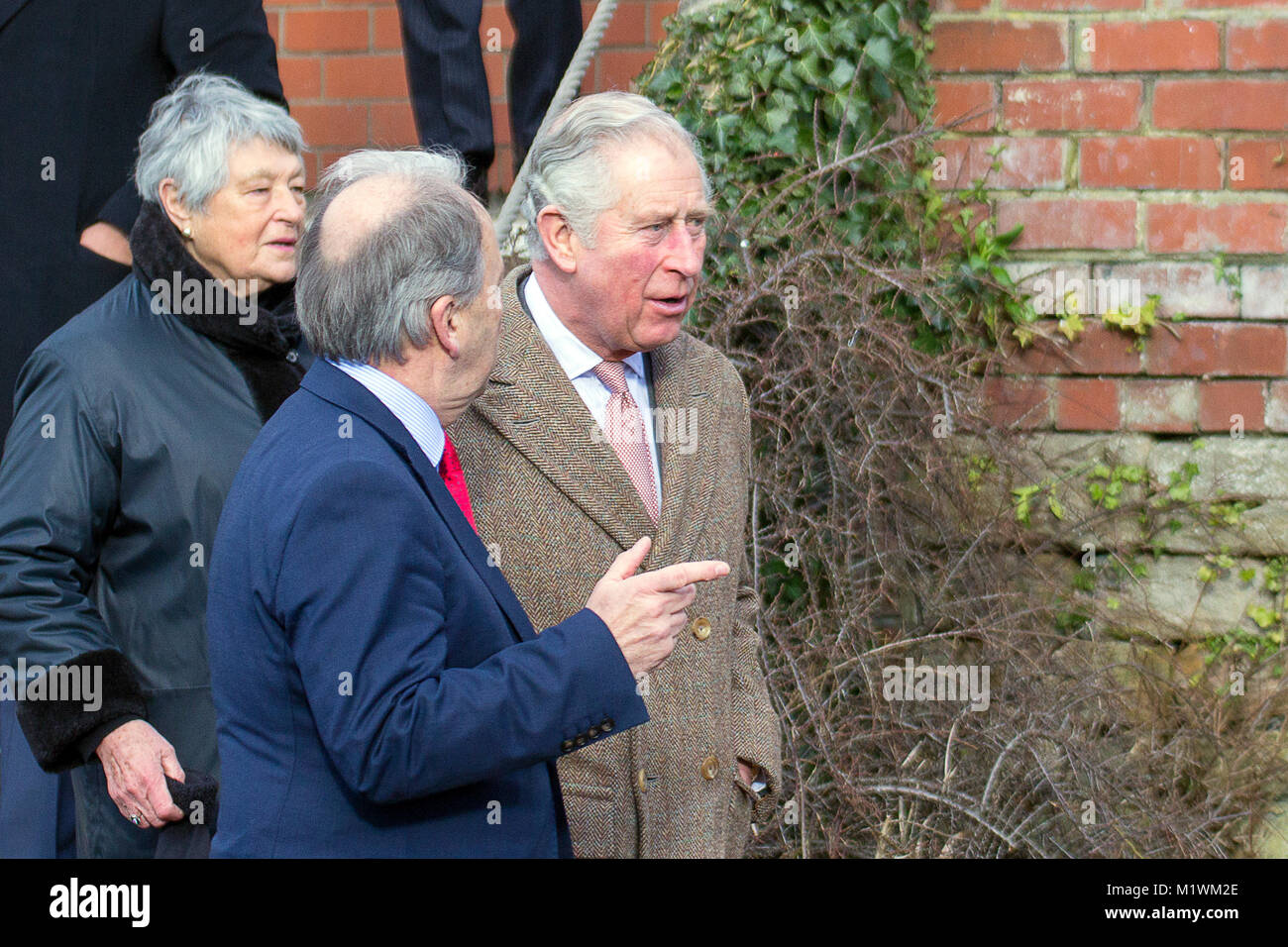 Stroud, Gloucestershire, Vereinigtes Königreich. 2. Februar, 2018. Seine Königliche Hoheit der Prinz von Wales Spaziergänge entlang des Kanals an Wallbridge Lock, Stroud, Großbritannien. Prinz Charles besuchte das neu restaurierte Wallbridge unteren Schließmechanismus, Teil der Cotswold Kanäle Projekt offiziell eröffnet. Bild: Carl Hewlett/Alamy leben Nachrichten Stockfoto
