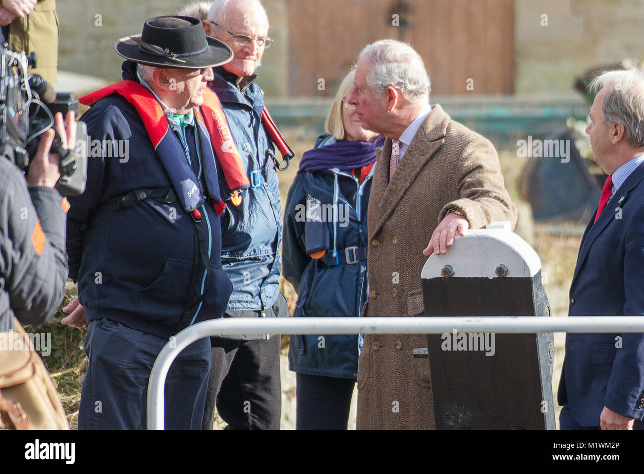 Stroud, Gloucestershire, Vereinigtes Königreich. 2. Februar, 2018. Seine Königliche Hoheit der Prinz von Wales im Gespräch mit Mitarbeitern und Freiwilligen der Cotswold Kanäle Projekt Wallbridge Lock, Stroud, Großbritannien. Prinz Charles besuchte das neu restaurierte Wallbridge unteren Schließmechanismus, Teil der Cotswold Kanäle Projekt offiziell eröffnet. Bild: Carl Hewlett/Alamy leben Nachrichten Stockfoto