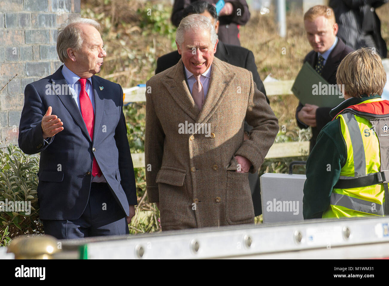 Stroud, Gloucestershire, Vereinigtes Königreich. 2. Februar, 2018. Seine Königliche Hoheit der Prinz von Wales Spaziergänge entlang des Kanals an Wallbridge Lock, Stroud, Großbritannien. Prinz Charles besuchte das neu restaurierte Wallbridge unteren Schließmechanismus, Teil der Cotswold Kanäle Projekt offiziell eröffnet. Bild: Carl Hewlett/Alamy leben Nachrichten Stockfoto