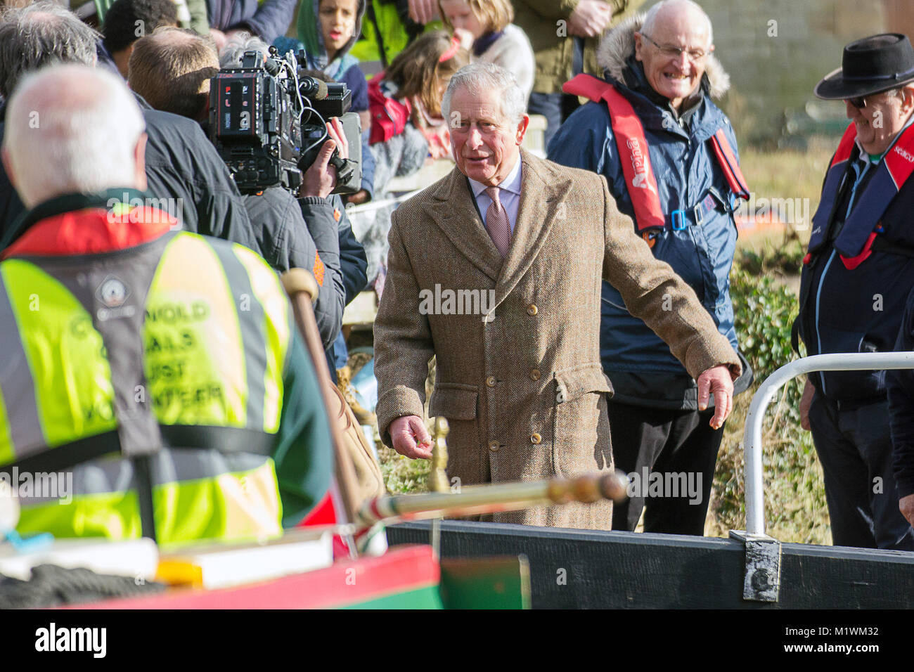 Stroud, Gloucestershire, Vereinigtes Königreich. 2. Februar, 2018. Seine Königliche Hoheit der Prinz von Wales Spaziergänge entlang des Kanals an Wallbridge Lock, Stroud, Großbritannien. Prinz Charles besuchte das neu restaurierte Wallbridge unteren Schließmechanismus, Teil der Cotswold Kanäle Projekt offiziell eröffnet. Bild: Carl Hewlett/Alamy leben Nachrichten Stockfoto