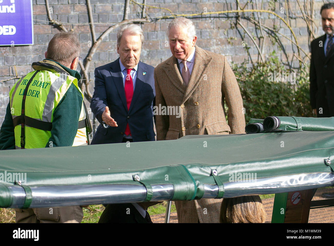 Stroud, Gloucestershire, Vereinigtes Königreich. 2. Februar, 2018. Seine Königliche Hoheit der Prinz von Wales Spaziergänge entlang des Kanals an Wallbridge Lock, Stroud, Großbritannien. Prinz Charles besuchte das neu restaurierte Wallbridge unteren Schließmechanismus, Teil der Cotswold Kanäle Projekt offiziell eröffnet. Bild: Carl Hewlett/Alamy leben Nachrichten Stockfoto