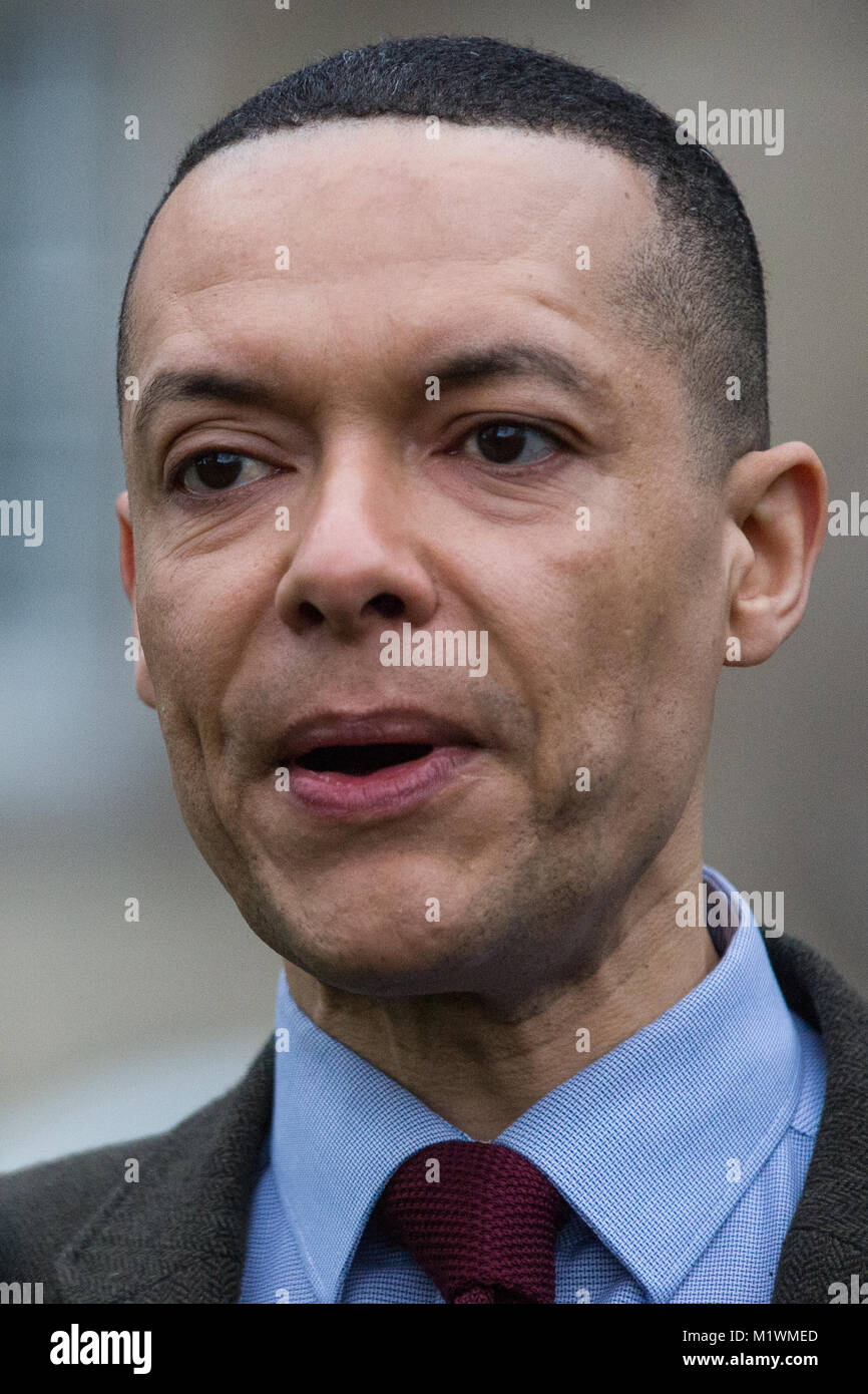 London, Großbritannien. 2. Februar, 2018. Clive Lewis MP, Junior Schatten Treasury Minister, ist über das NHS auf College Green in Westminster interviewt. Credit: Mark Kerrison/Alamy leben Nachrichten Stockfoto