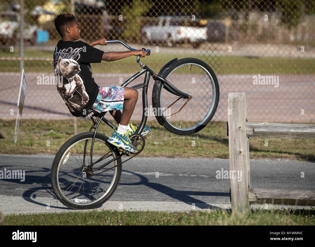 Boynton Beach, Florida, USA. 2 Feb, 2018. Ein Junge fährt mit dem Fahrrad ausserhalb der Carolyn Sims Center, 225 NW 12. Allee in Boynton Beach, Florida am 1. Februar 2018. Credit: Allen Eyestone/der Palm Beach Post/ZUMA Draht/Alamy leben Nachrichten Stockfoto