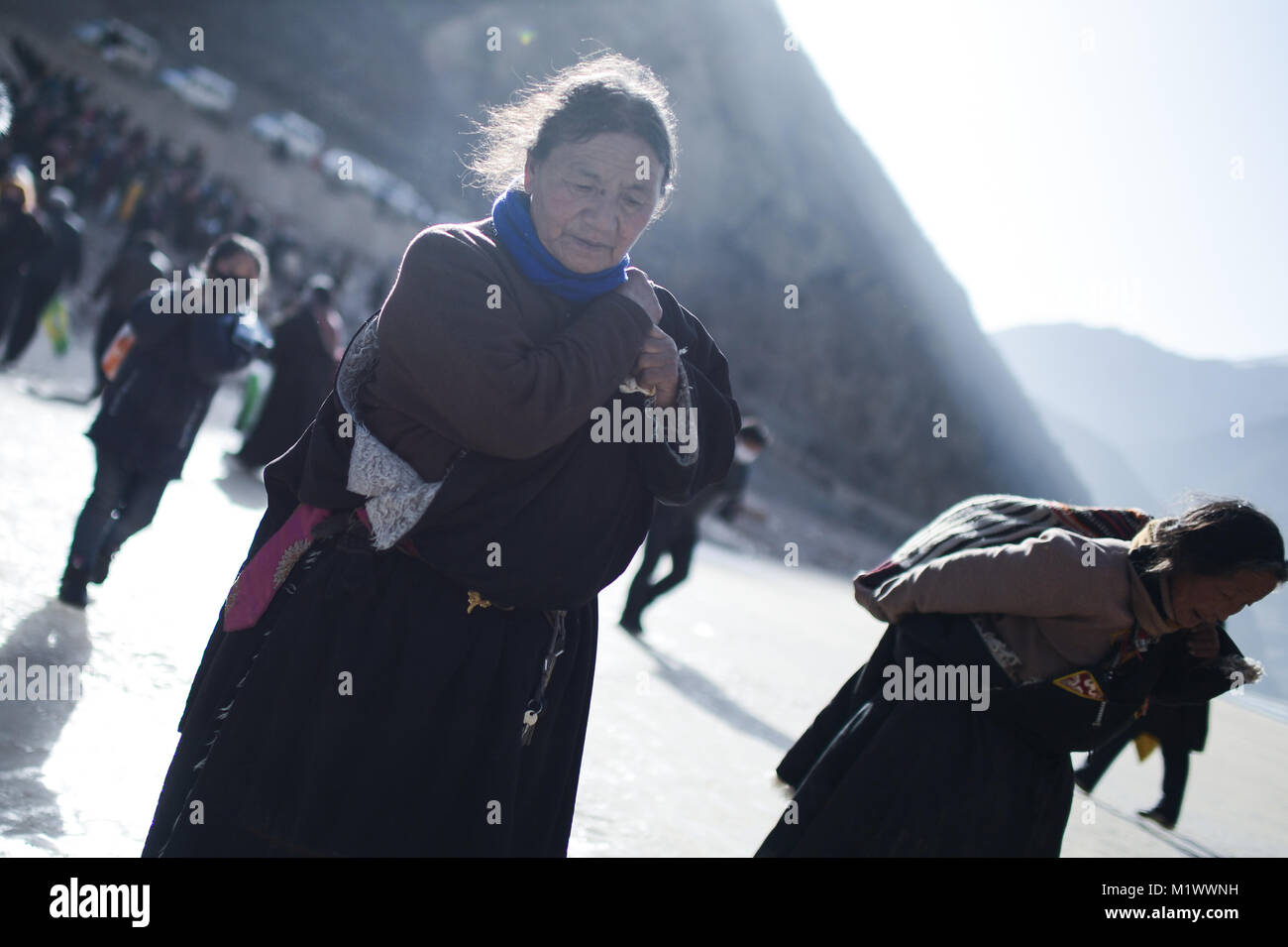 Yushu, Provinz Qinghai in China. 2 Feb, 2018. Die Menschen des Tibetischen ethnische gruppe Sand auf dem gefrorenen Fluss Tongtian in Yushu tibetischen autonomen Präfektur im Nordwesten der chinesischen Provinz Qinghai, Feb 2, 2018. Menschen Sand die sechs-Mantras zu malen, "Om Mani Padme Hum", auf dem fronzen Tongtian Fluss für gutes Vermögen zu beten. Credit: Wu Gang/Xinhua/Alamy leben Nachrichten Stockfoto