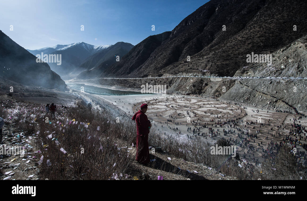 Yushu, Provinz Qinghai in China. 2 Feb, 2018. Die Menschen des Tibetischen ethnische Gruppe vorbereiten Sand setzen die sechs-Mantras zu malen, "Om Mani Padme Hum', um die guten Vermögen auf dem gefrorenen Fluss Tongtian in Yushu tibetischen autonomen Präfektur im Nordwesten der chinesischen Provinz Qinghai, Feb 2, 2018 beten. Credit: Wu Gang/Xinhua/Alamy leben Nachrichten Stockfoto