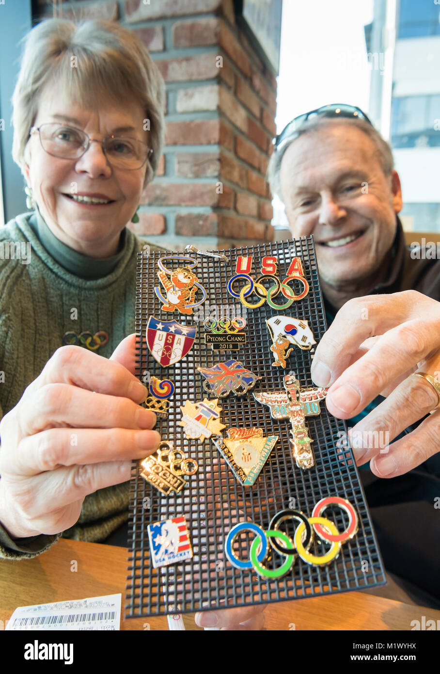 Gangneung, Südkorea. 3 Feb, 2018. Pin-Händler Linda und Peter Wade aus Cincinnati, USA zeigen ihre Olympischen pin Sammlung bei den Olympischen Winterspielen. Credit: Peter Kneffel/dpa/Alamy leben Nachrichten Stockfoto