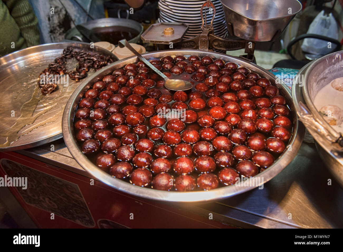 Süß und klebrig gulab jamun süßen Indischen Nachtisch, Old Delhi, Indien Stockfoto