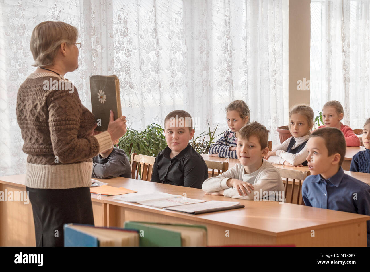 CHAPAEVSK, Region Samara, Russland - Januar 31, 2018: Die Schüler der Grundschule in der Klasse mit einer Lehrerin Stockfoto